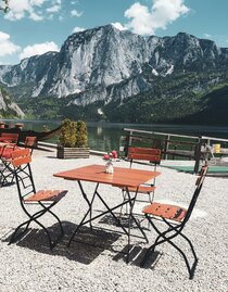 Seelounge mit Ausblick auf den Altausseer See | © Theresa Schwaiger | Theresa Schwaiger | © Theresa Schwaiger