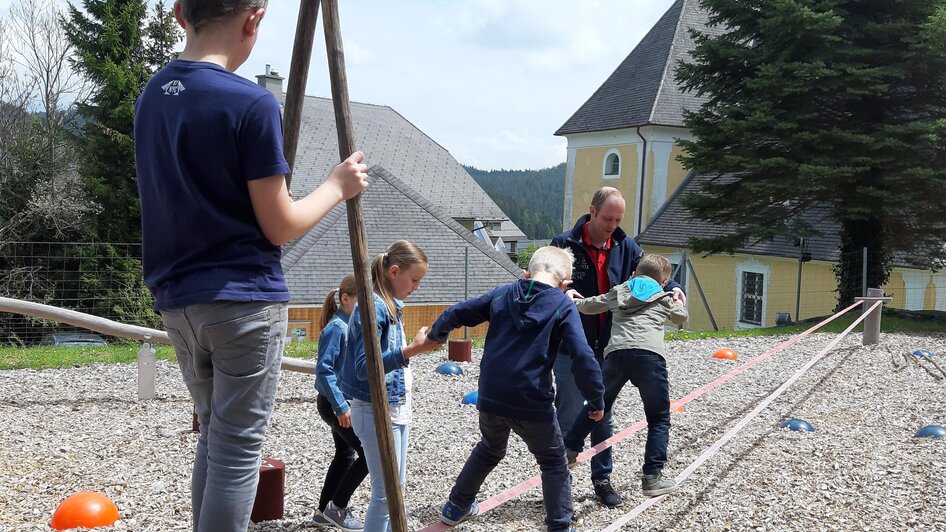 Spielplatz St. Jakob_Slackline_Oststeiermark | © Kräftereich