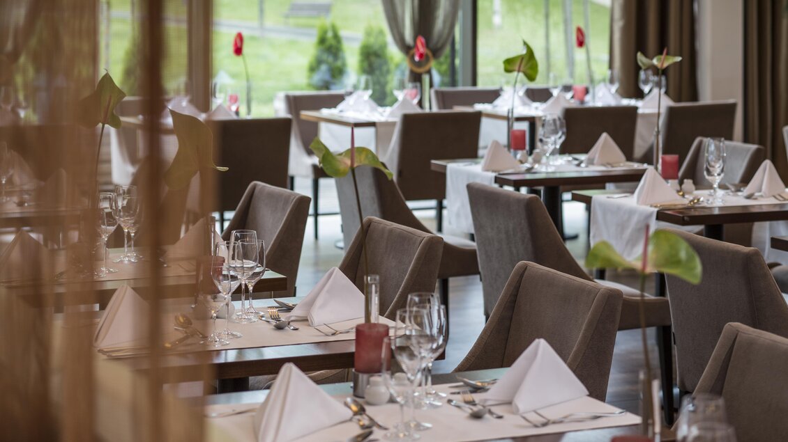 Ein elegantes Restaurant mit schön gedeckten Tischen und Blick ins Freie. Die Atmosphäre ist ruhig und einladend. | © Styrasia Restaurant