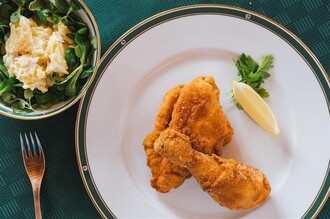 Backhendl mit Salat | © AdobeStock