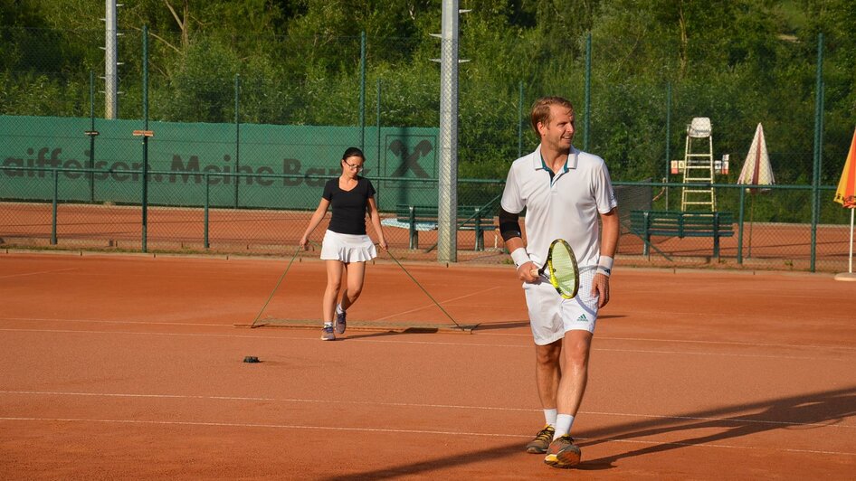 POSS Freizeithalle_Tennisplatz außen_Oststeiermark | © POSS Freizeithalle