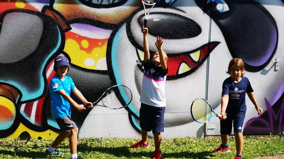 Kinder haben Spaß beim Tennis | © Kerim Sijercic