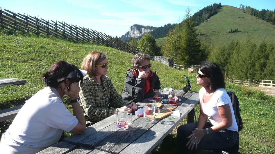 Tyrnauer Almhütte_Gäste_Oststeiermark | © Tourismusverband Oststeiermark