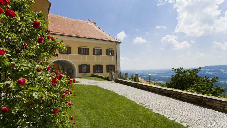 Wallfahrtskirche Pöllauberg_Blumen_Oststeiermark | © Wallfahrtskirche Pöllauberg