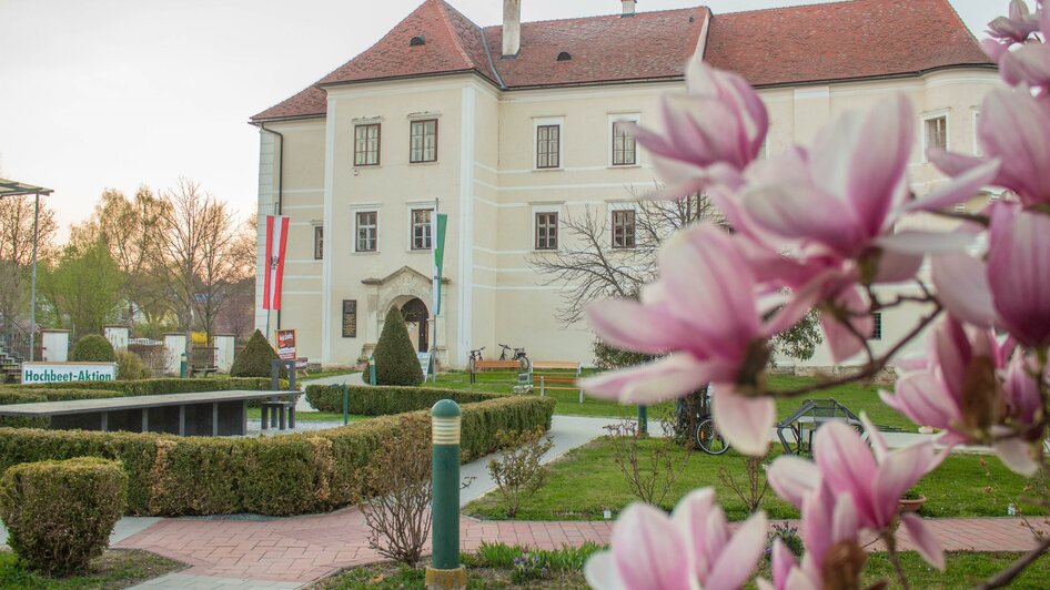 Wasserschloss Burgau - Frühling | © Sandra Brünner