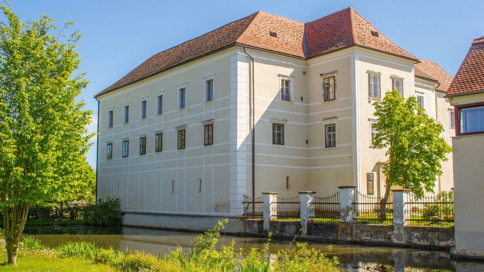 Wasserschloss Burgau mit Wassergraben | © Sandra Brünner