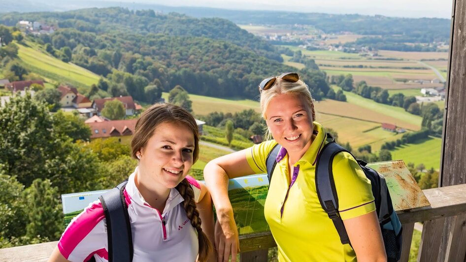 Zufriedene Wanderer mit toller Aussicht | © Thermen- & Vulkanland