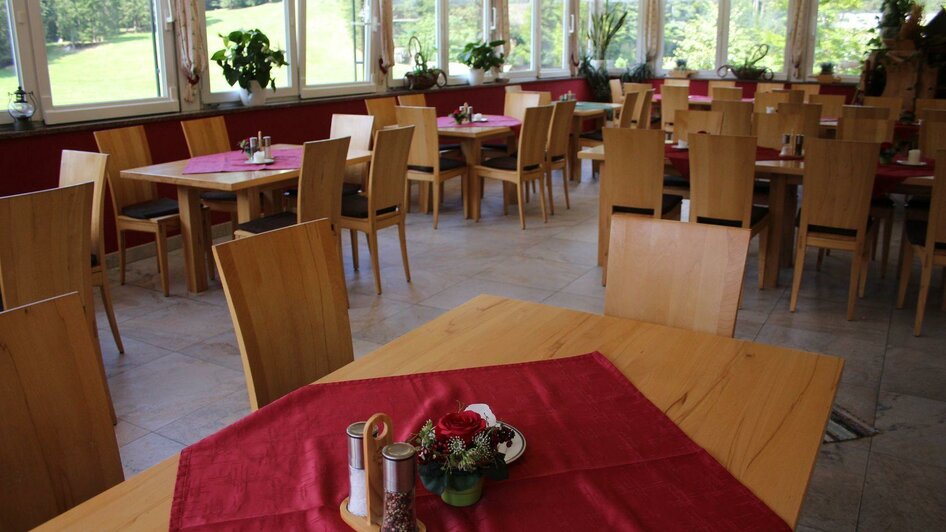 Blaa Alm, Altaussee, Tisch im Wintergarten | © Viola Lechner