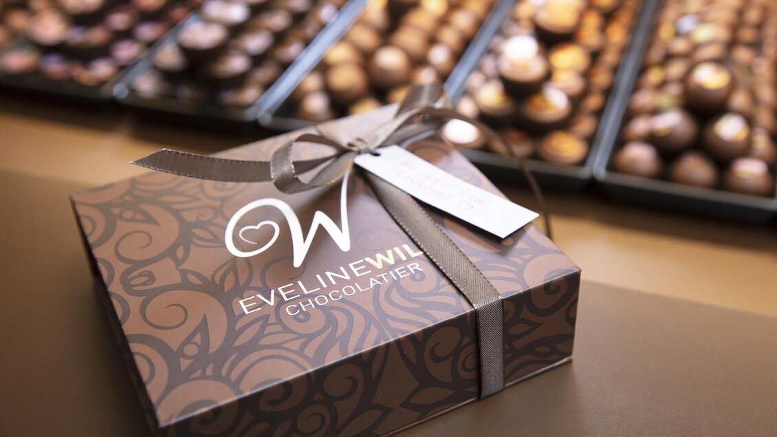Zu sehen ist eine Pralinenverpackung des Betriebes.  | © WILDe EDER