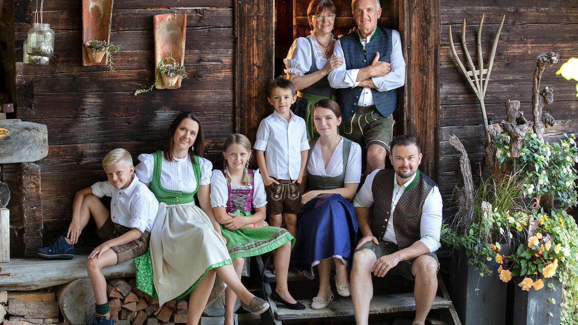 Zu sehen ist die gesamte Familie des Betriebes.  | © WILDe EDER