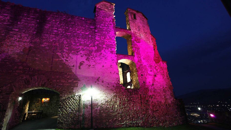 1_Burgruine Obervoitsberg_Außenansicht bei Nacht | © Enrico Caracciolo