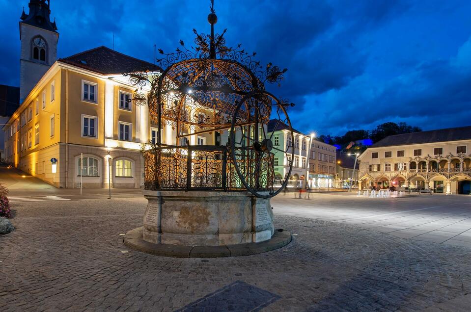 Der Eiserne Brunnen am Brucker Hauptplatz - Impression #1 | © K. Pashkovskaya