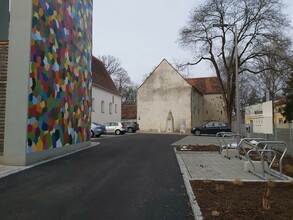 E-Bike Ladestation beim bunten Kirchturm | © Thermen- & Vulkanland