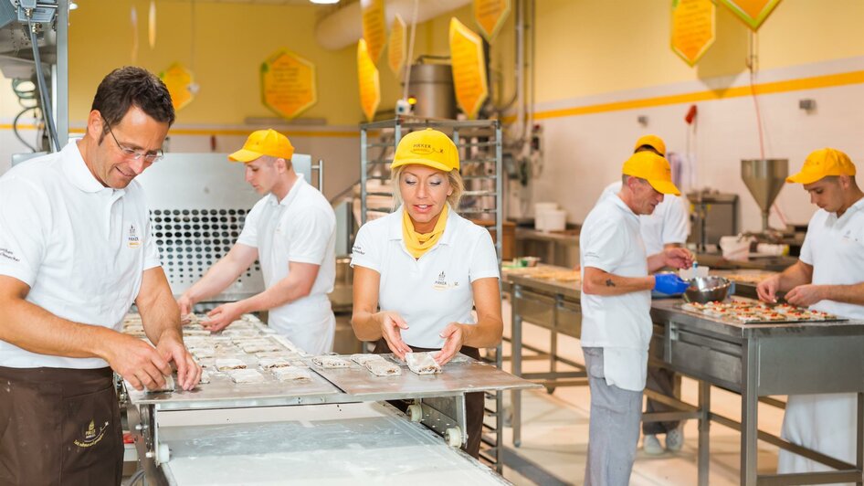 Lebkuchen ausstechen und auflegen | © Pirker GmbH Mariazell