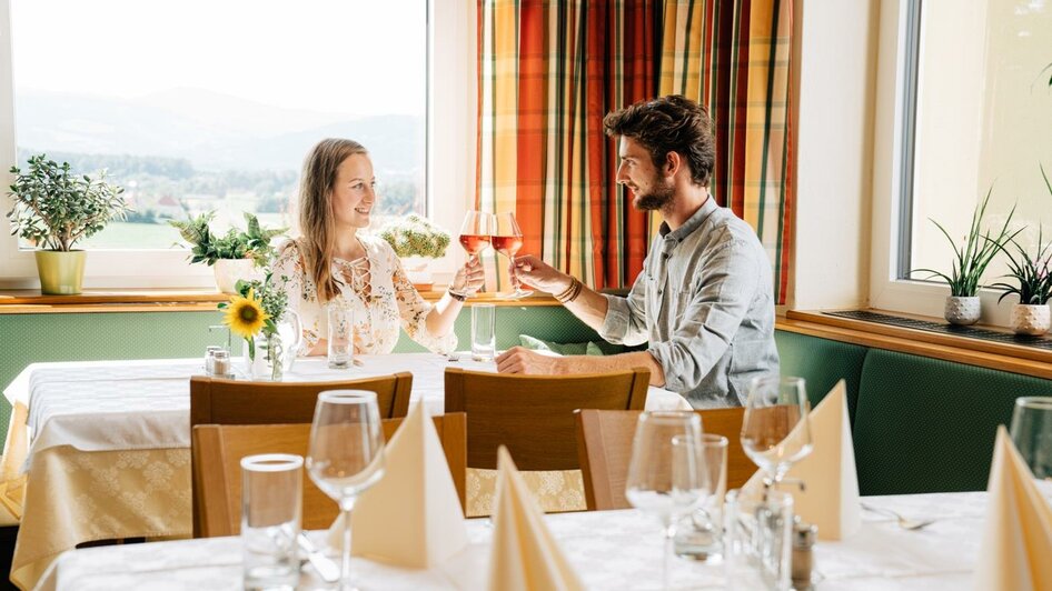 Gemütlich anstoßen im Gastzimmer vom Martinhof | © Martinhof