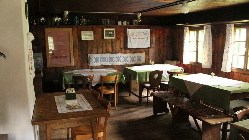 Gaststube der Schutzhütte mit urigem Charme | © TV ERZBERG LEOBEN