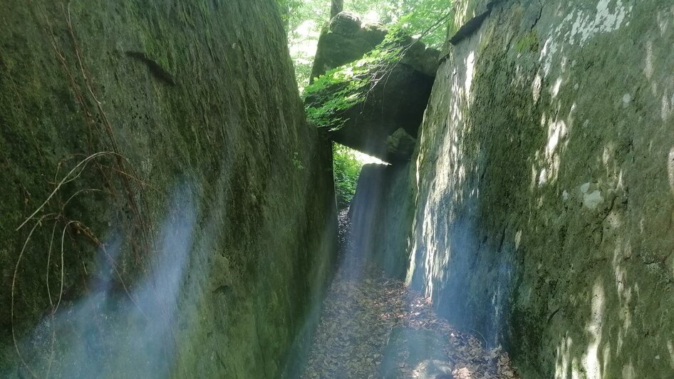 Hohlfelsen mit Lichtgeistern | © Hohlkogel - Hohlfelsen