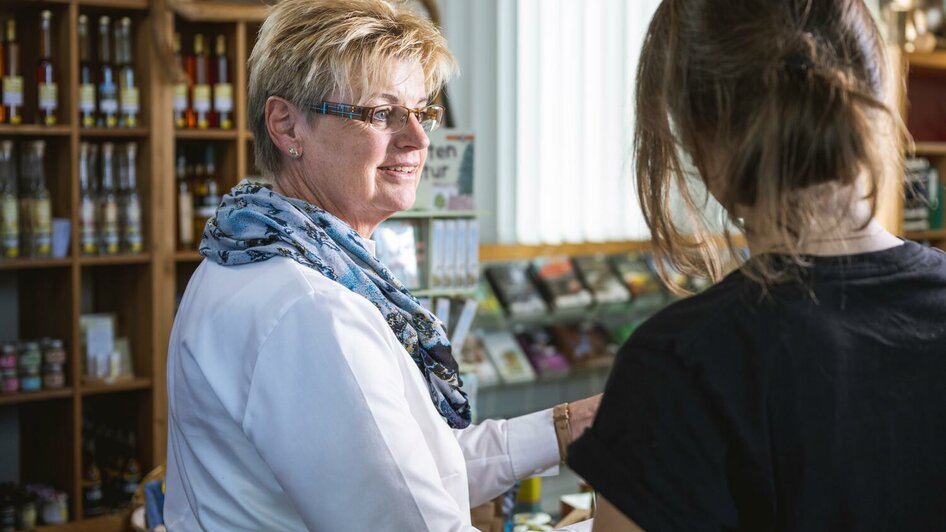 Auch ein kleiner Shop befindet sich im Infobüro | © Thomas Sattler