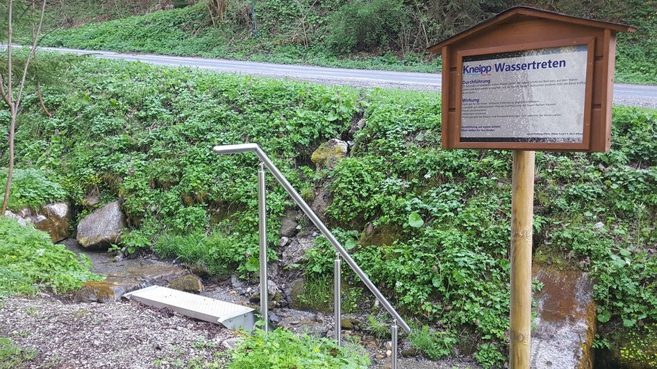 Wassertreten im Bürgergrabenbach