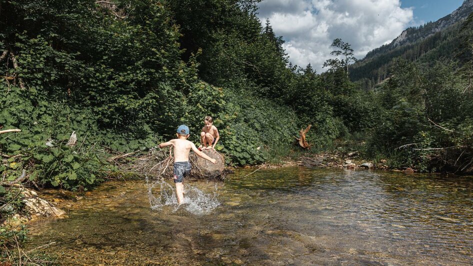 Spaß in der Naturkneippanlage | © Thomas Sattler