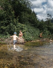 Spaß in der Naturkneippanlage | © Thomas Sattler