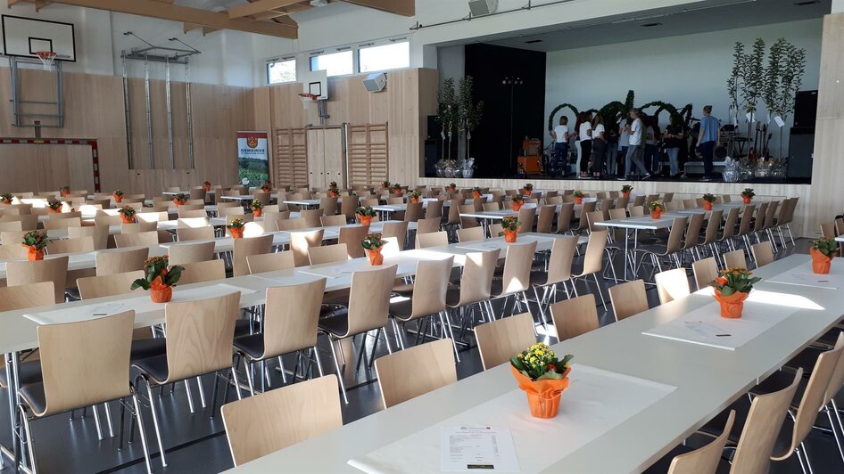 Bühne mit Festtafel im Saal | © Gem. St. Stefan/Stainz