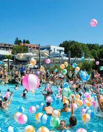 Thousands of beach balls fall from the sky | © Thermenresort Loipersdorf | © Thermenresort Loipersdorf