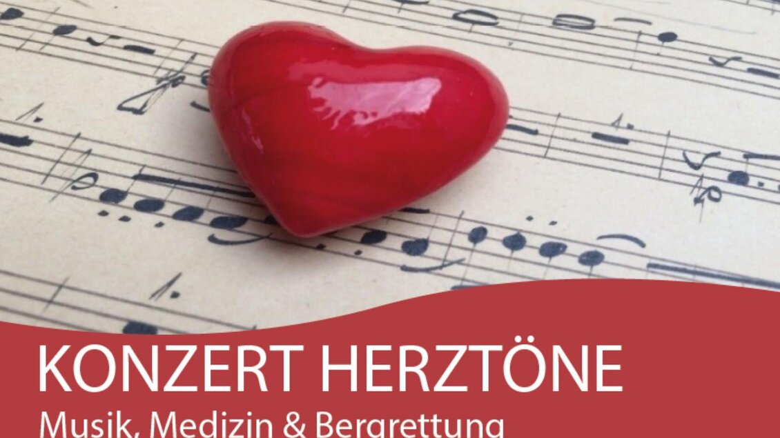 Ein rotes Herz auf einem Blatt mit Noten. Die Veranstaltung heißt "Konzert Herzton", das Thema ist Musik, Medizin und Bergrettung. | © Herztöne Benefizkonzerte