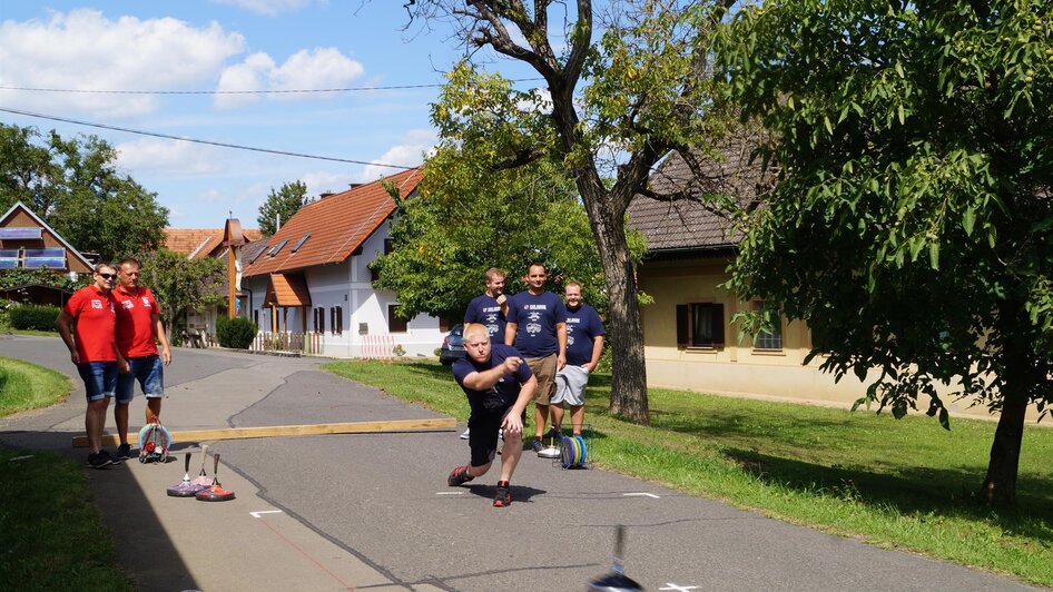 Stockschießen auf der Dorfstraße Gruisla | © FF Gruisla