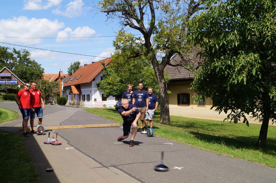 Stockschießen auf der Dorfstraße Gruisla | © FF Gruisla