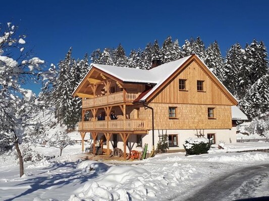 Winter Außenansicht mit Balkonen