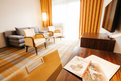 Suite Deluxe Wohnbereich mit Fernseher
