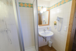 badezimmer-jufa-hotel-tieschen-landerlebnis-dusche