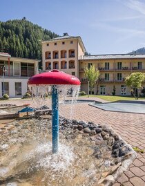 Hotelansicht Sommer Pilzbrunnen | © JUFA Hotel Veitsch | JUFA Hotels | © JUFA Hotel Veitsch