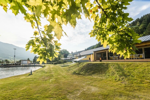 Terrasse der SeeCharlets mit Seeblick | © Thomas Sattler