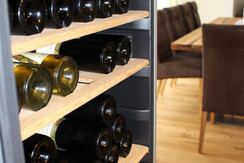 Weingartenhaus Teltscher Weinschrank