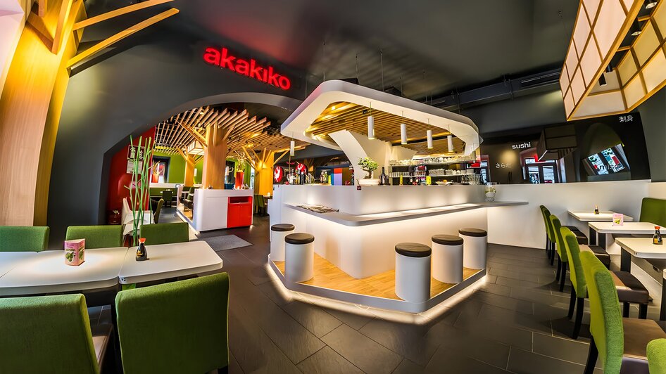 Stylisches Restaurant Akakiko mit moderner Einrichtung und Bar.