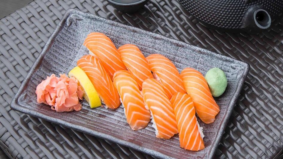 Frischer Sushi-Teller mit Lachs, Ingwer und Wasabi.