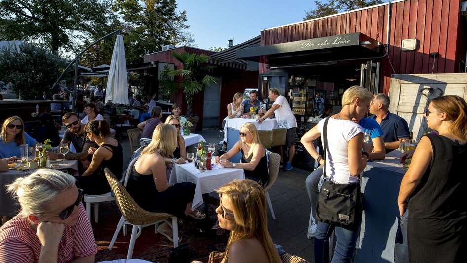 Leute am Lendplatz bei der Süßen Luise | © Graz Tourismus - Tom Lamm