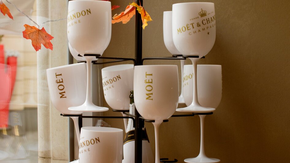 Dekorative Gläser mit Moët & Chandon Schriftzug in einer Café Bar.
