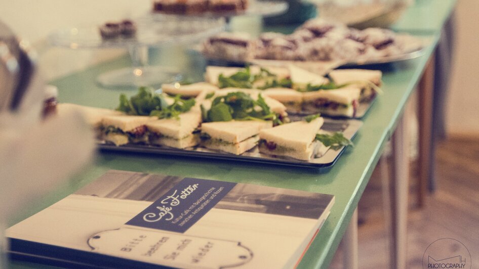Leckere Sandwiches und Süßigkeiten im Café Fotter.
