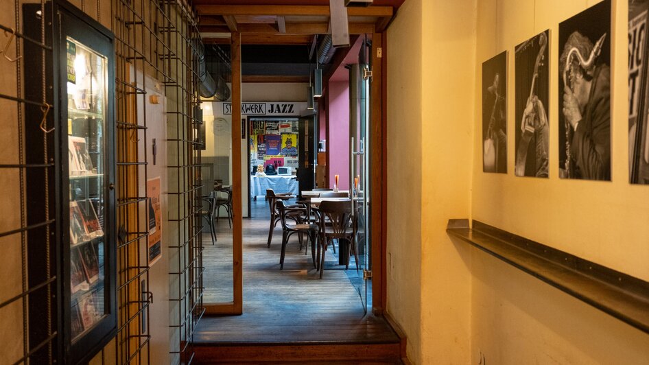 Blick in den Raum eines Jazz-Cafés mit Fotos an der Wand.