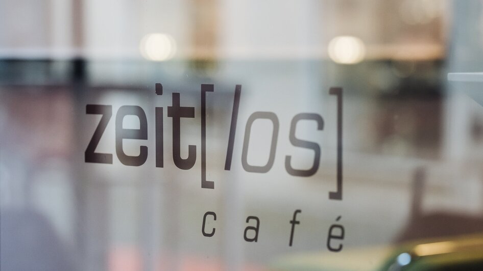 Logo des Cafès zeit[los] mit modernem Design.