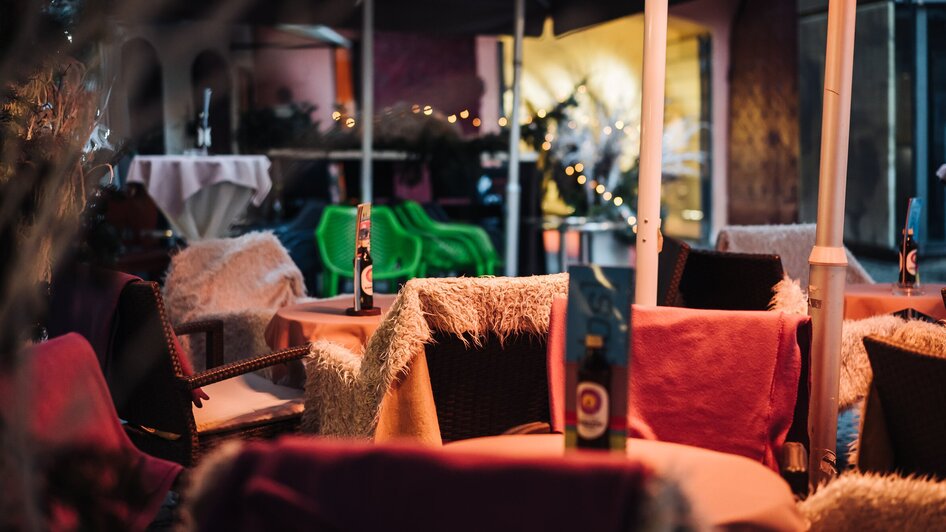 Bequeme Sitze mit Decken in einem stilvollen Café in Graz.