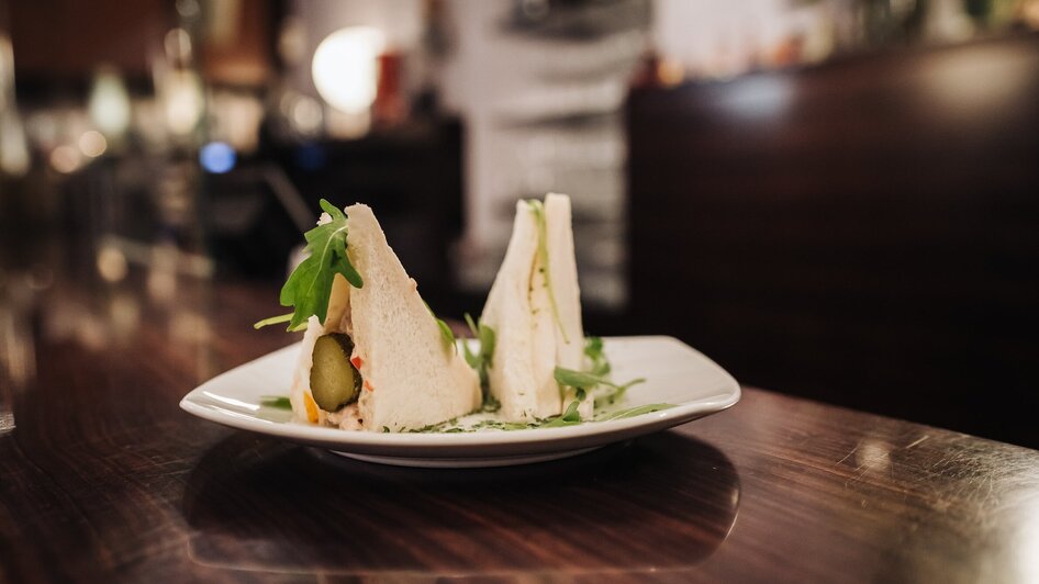 Zwei Sandwiches auf einem Teller in einem Café.