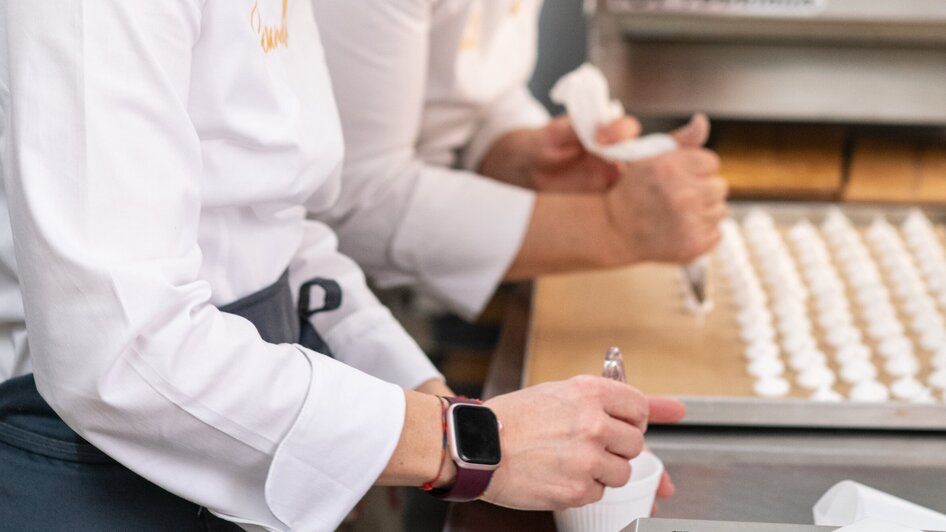 Zwei Köchinnen kreieren Desserts in einer modernen Küche. | © Bernd Grosseck
