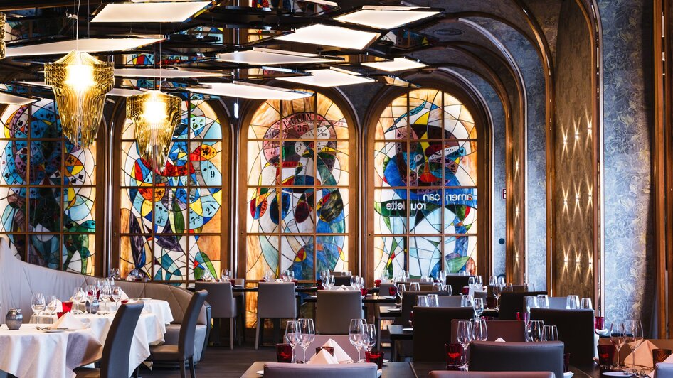 Ein elegantes Restaurant in Graz mit bunten Glasfenstern. | © Casino Graz