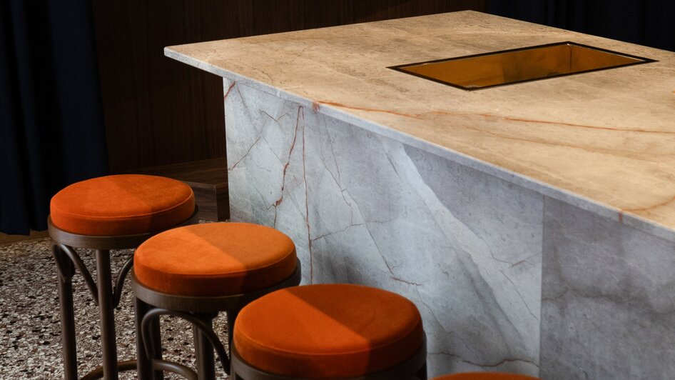 Moderne Bar mit Sitzgelegenheiten und stylishen Details.