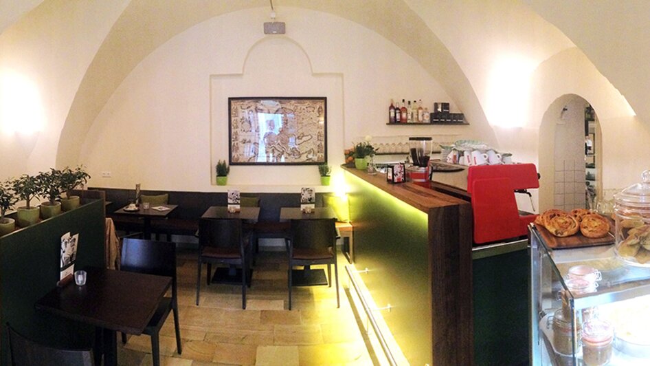 Gemütliches Café mit modernem Interieur und Kaffeemaschine.