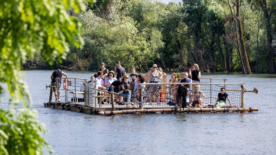 Gruppen von Menschen auf einem Floß auf der Mur | © Harry Schiffer